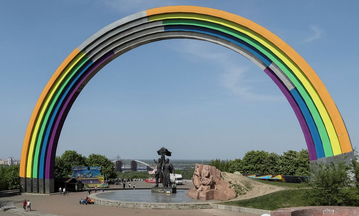 Sorgte im Vorfeld für Aufregung: die Bemalung des Völkerdenkmals in Regenbogenfarben.