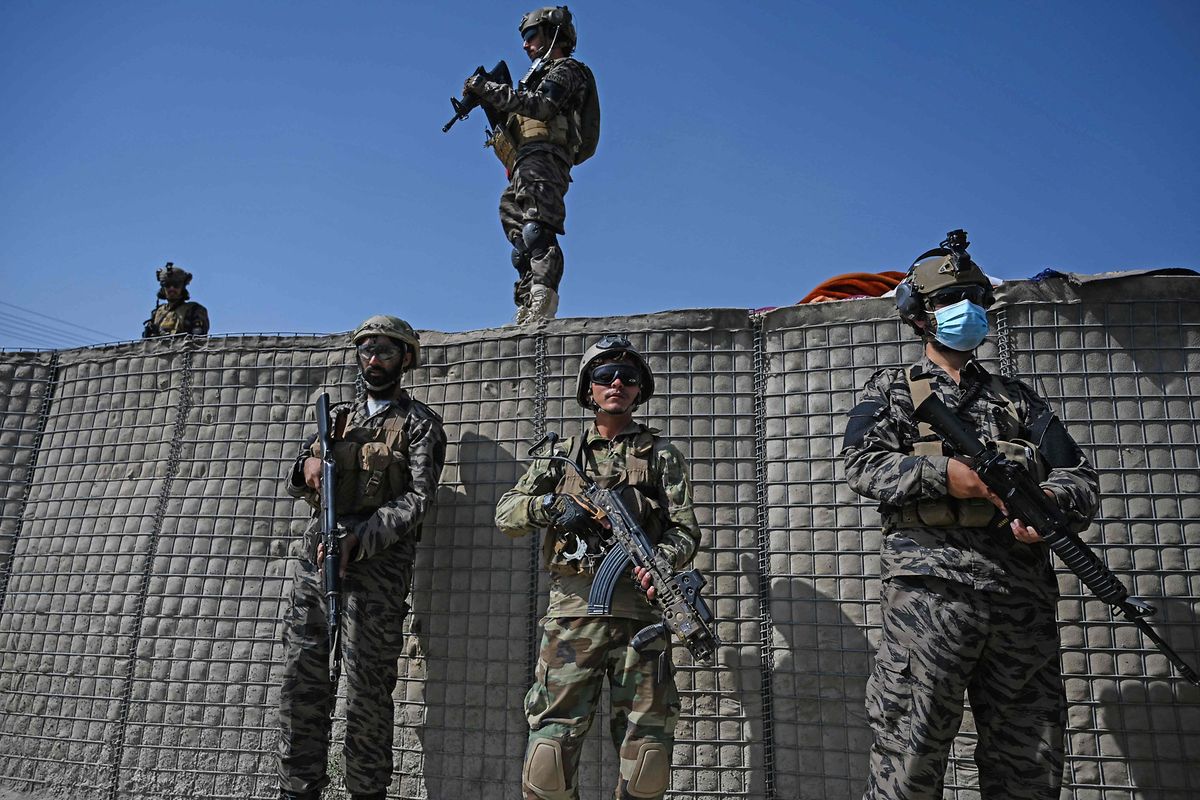 Moment des Triumphs: Taliban-Kämpfer posieren neben der zerstörten früheren Basis des US-Geheimdienstes CIA im Distrikt Deh Sabz nordöstlich von Kabul.