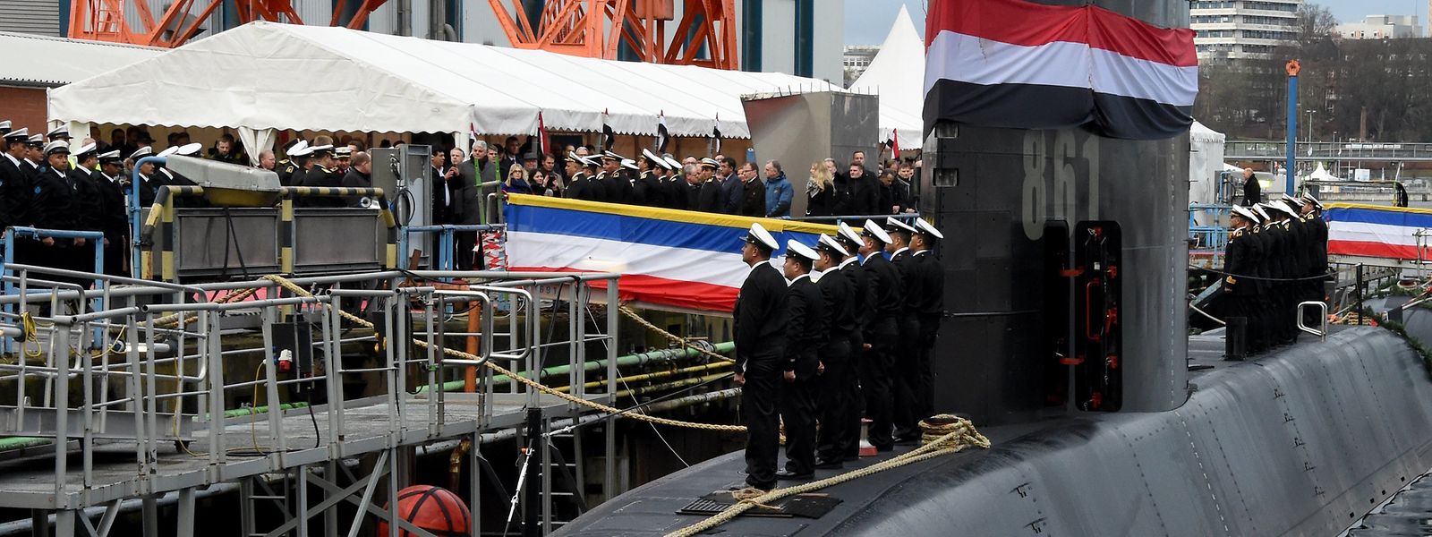 Kiel: Besatzungsmitglieder stehen auf der Werft von ThyssenKrupp Marine Systems bei der Übergabe eines neuen U-Bootes an die Marine der Arabischen Republik Ägypten auf dem Boot «S-41». 