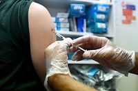 (FIȘIERE) În această fotografie de fișier făcută pe 10 august 2022, un farmacist administrează o doză de Imvanex, un vaccin pentru protejarea împotriva virusului Monkeypox, la o farmacie din Lille, nordul Franței.  - Au parcurs kilometri și au trecut granițele: campania de vaccinare împotriva maimuței a luat o întorsătură neașteptată în Europa, sute de oameni plecând în străinătate în căutarea unei doze din cauza lipsei de acces rapid la vaccin acasă.  (Foto de FRANCOIS LO PRESTI / AFP)