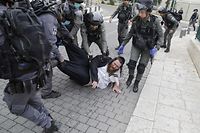 Israeli security forces arrest an Ultra Orthodox Jewish man as they close a synagogue in the Mea Shearim Ultra-Orthodox neighbourhood in Jerusalem, on March 30, 2020, amid efforts to curb the spread of the COVID-19 coronavirus pandemic. (Photo by Ahmad GHARABLI / AFP)