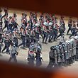 (File) Dalam foto yang diambil pada 22 Februari 2021, polisi bersiap membubarkan pengunjuk rasa yang berpartisipasi dalam demonstrasi menentang kudeta militer di Naypyidaw.  Pada 1 Februari 2022, Myanmar akan menandai peringatan satu tahun militer Myanmar merebut kekuasaan, menggulingkan pemerintah sipil dan menangkap pemimpin de facto Aung San Suu Kyi.  (Foto oleh AFP)