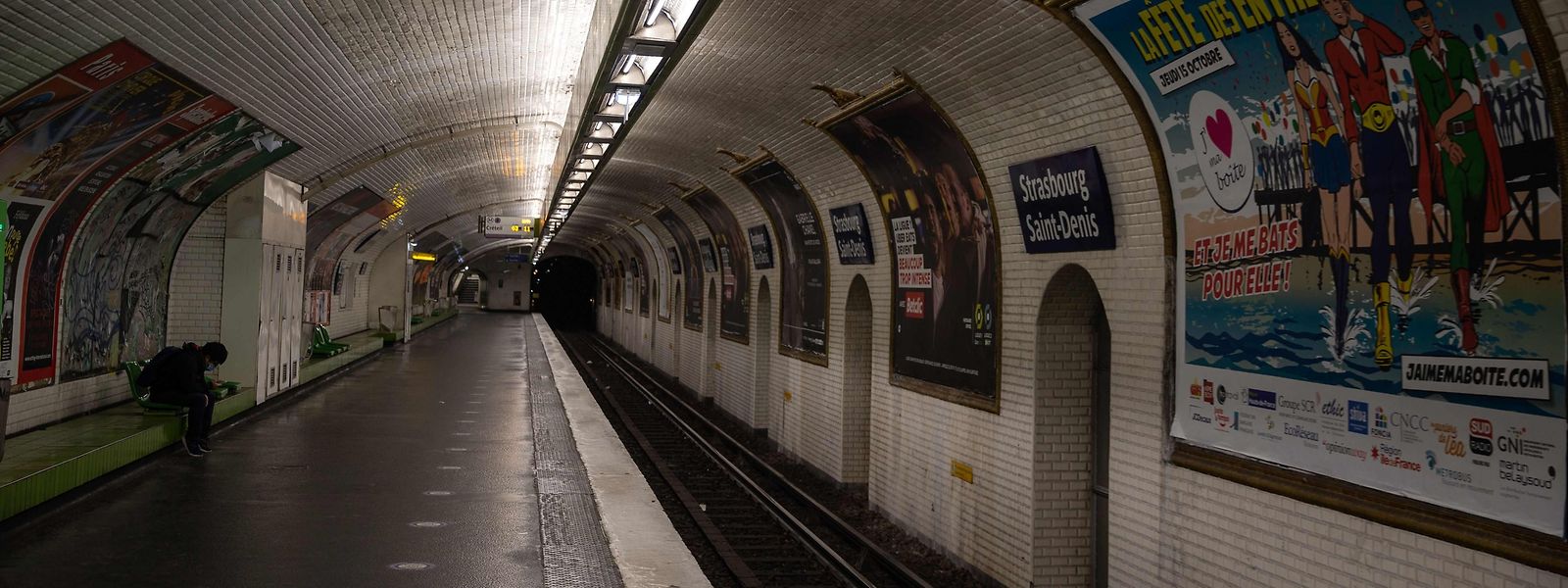 Comme ici, dans le métro à Paris, le couvre-feu de 21h à 6h sera déclaré dans de nouvelles agglomérations.