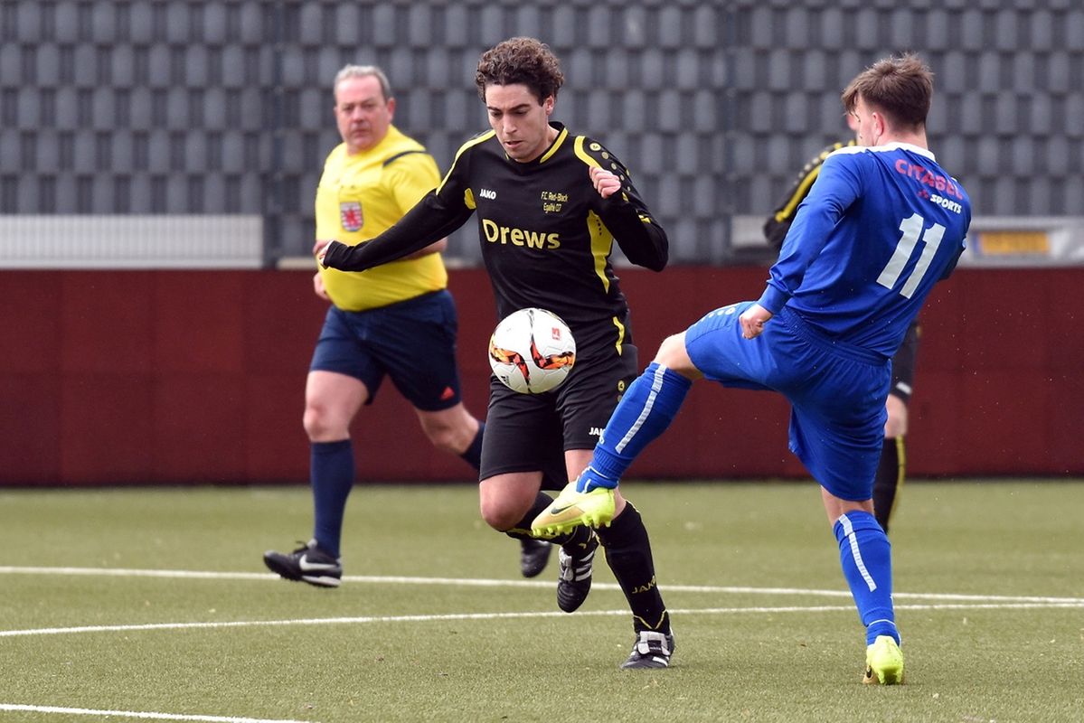 Jose Jimenez (Red Black Egalité, en noir) tente d'éviter Jérôme Cardarelli (Sanem) 
