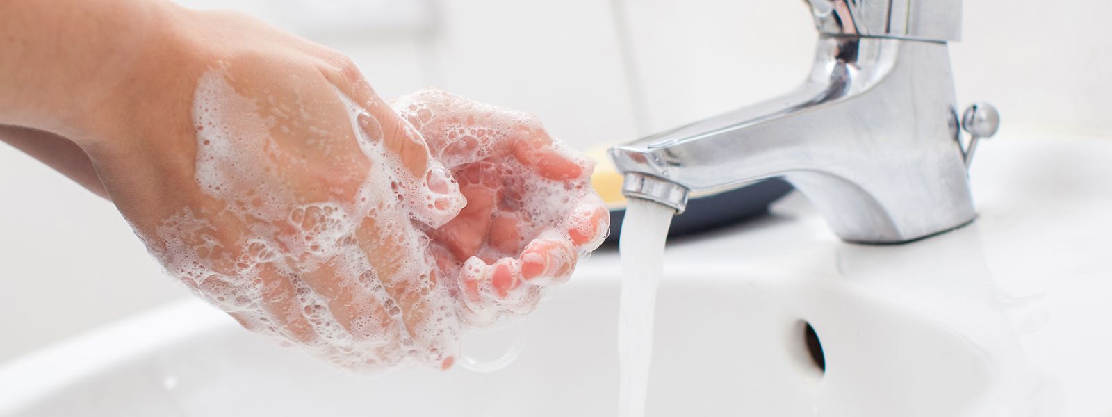 Händewaschen mit Seife hilft, die Gesundheit zu schützen - vor einer Grippe ebenso wie vor dem Sars-CoV-2-Virus. 