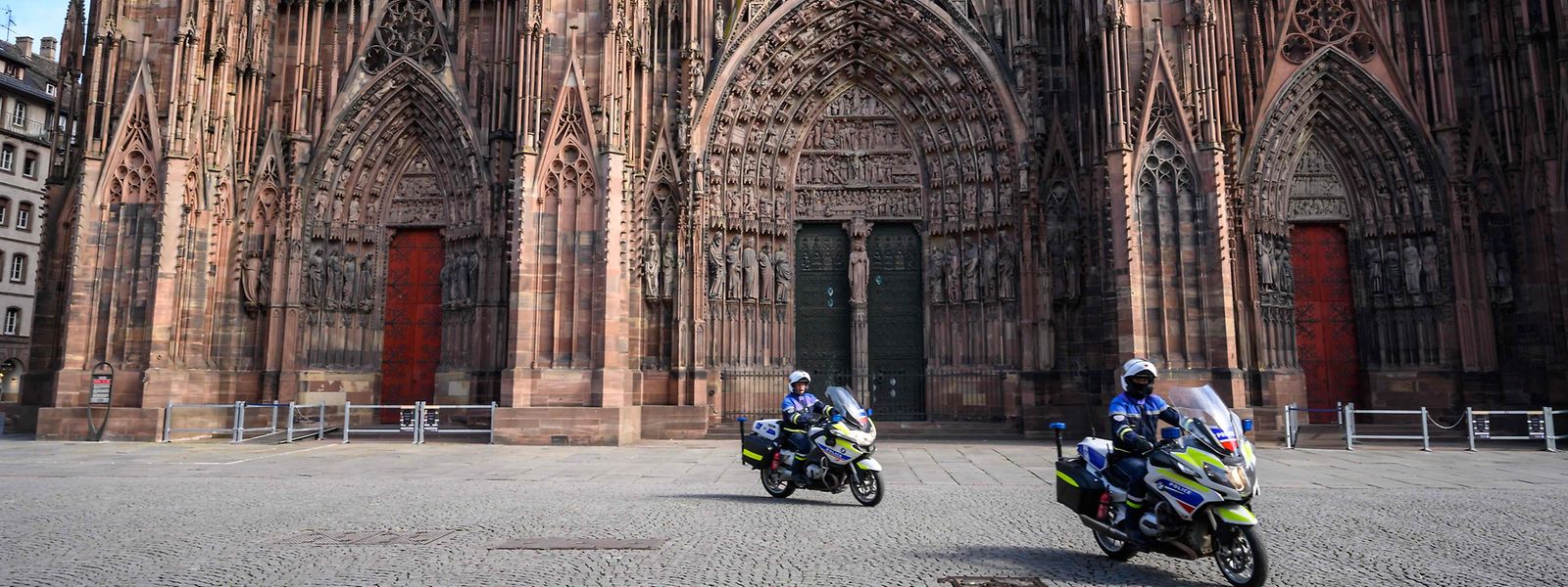 Polizisten patrouillieren vor der Kathedrale von Straßburg.