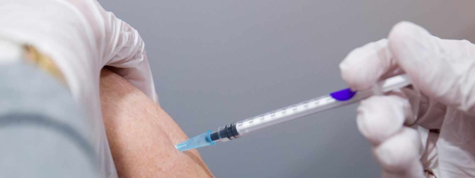 Die deutsche Regierung will möglichst viele Menschen von einer vierten Corona-Impfung überzeugen.