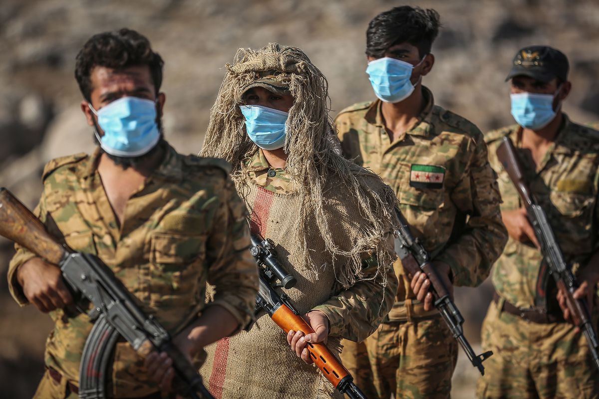 Bewaffnete Mitglieder der Nationalen Befreiungsfront nahmen am Samstag an einer Militärübung in der Region des Berges Zawiya teil.