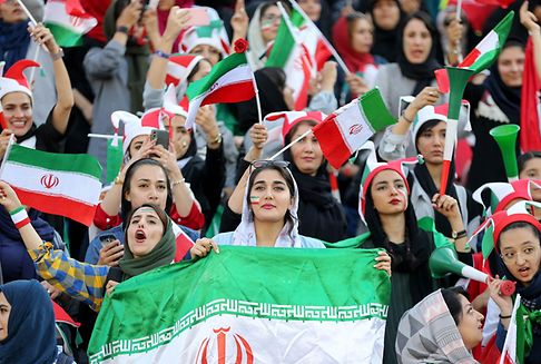 Nach 40 Jahren Verbot: Frauen dürfen Fußballspiel in Iran schauen