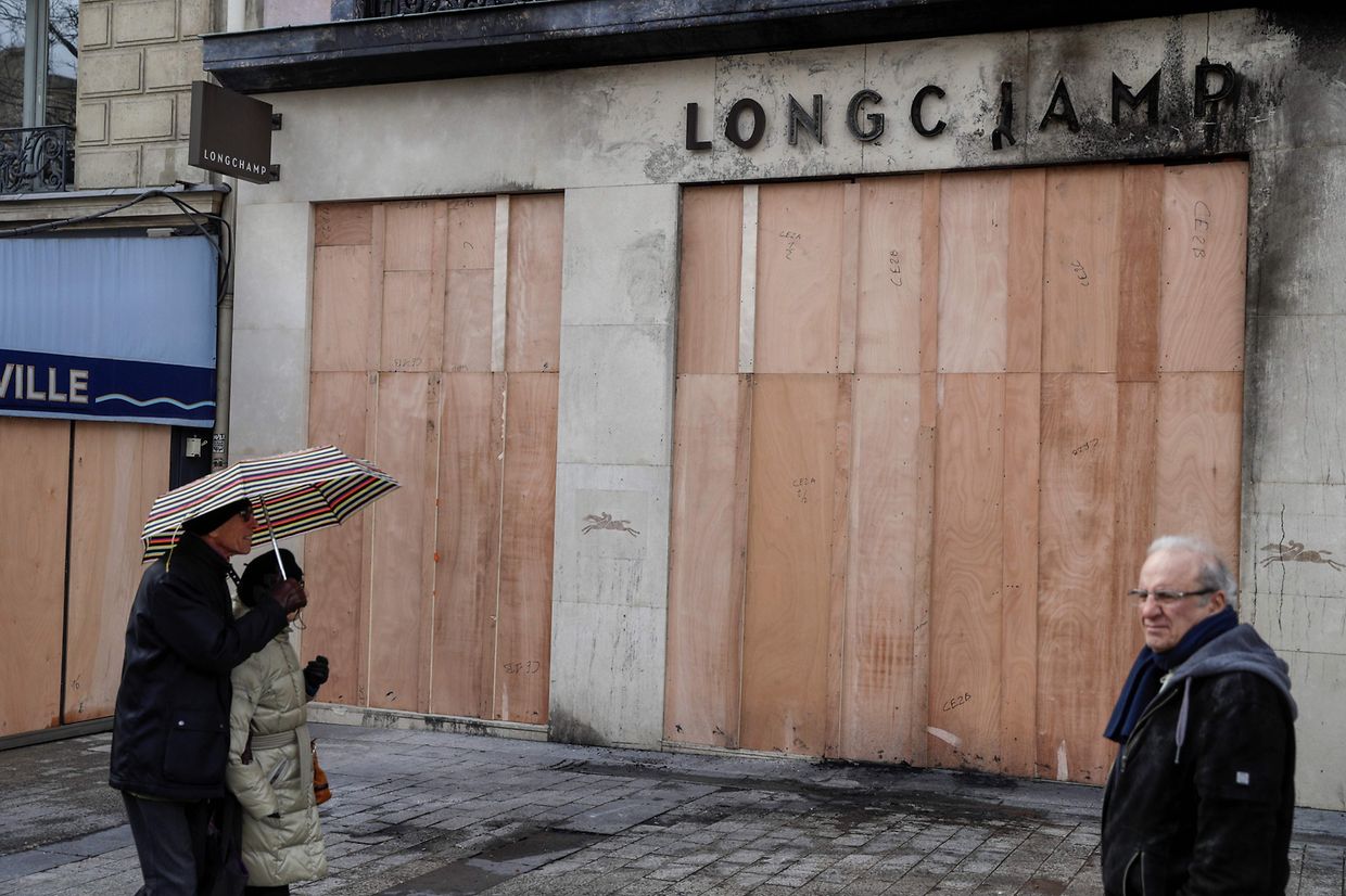 Oito dezenas de lojas, sobretudo de produtos de luxo, foram danificadas durante a manifestação dos coletes amarelos ontem em Paris. 