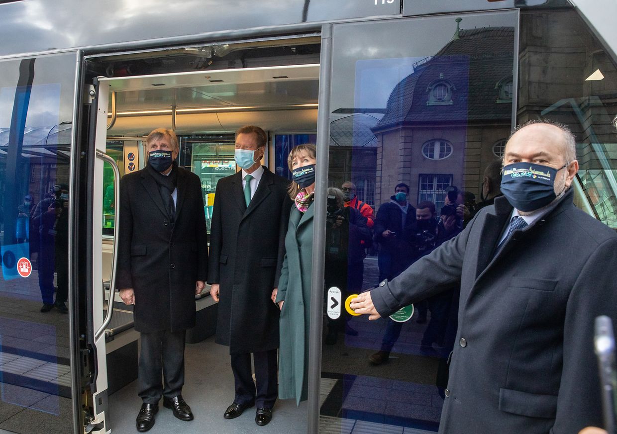 Le tram a relié pour la première fois la place de l'Etoile à la Gare centrale avec à bord, le ministre de la Mobilité François Bausch (Déi Gréng), la bourgmestre de la Ville de Luxembourg Lydie Polfer (DP) et le Grand-Duc Henri.