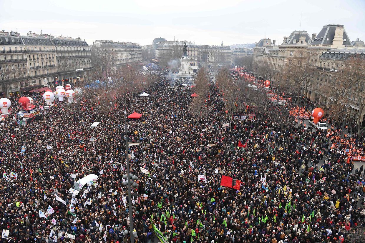 Auf der Place de la Republique in Paris versammelten sich zigtausende Streikende und Demonstranten.