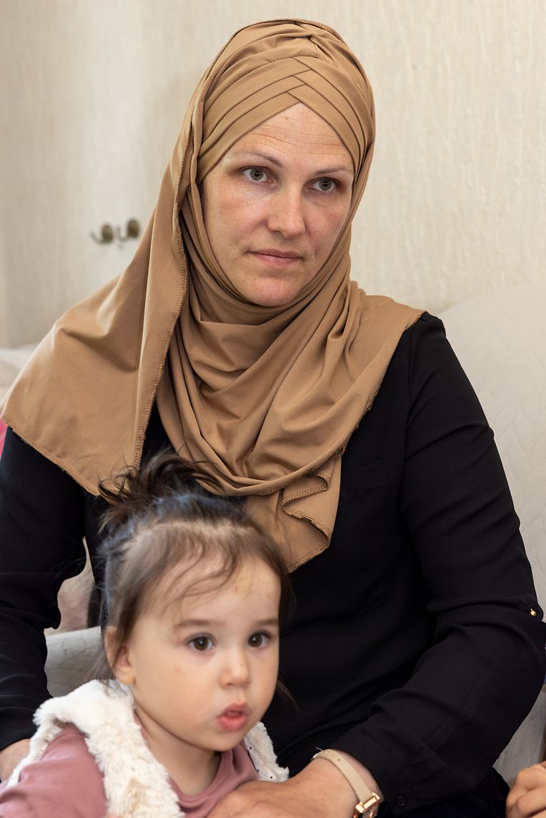 Céline Berkhli (35 Jahre) mit ihrer 22 Monate alten Tochter Maryam.