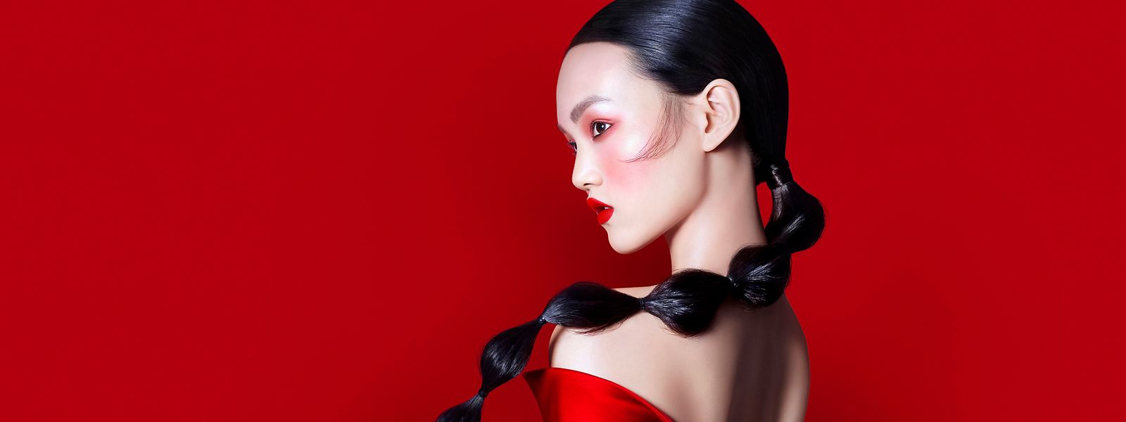 Auch der Kosmetikhersteller Mac Cosmetics führt eine limitierte Sonderkollektion zur Jahreswende in China namens „Moon Masterpiece” im Angebot. Hier der dazugehörige Beautylook.