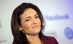 Sheryl Sandberg, Facebook-Chefin, spricht auf einer Pressekonferenz zu Medienvertretern.