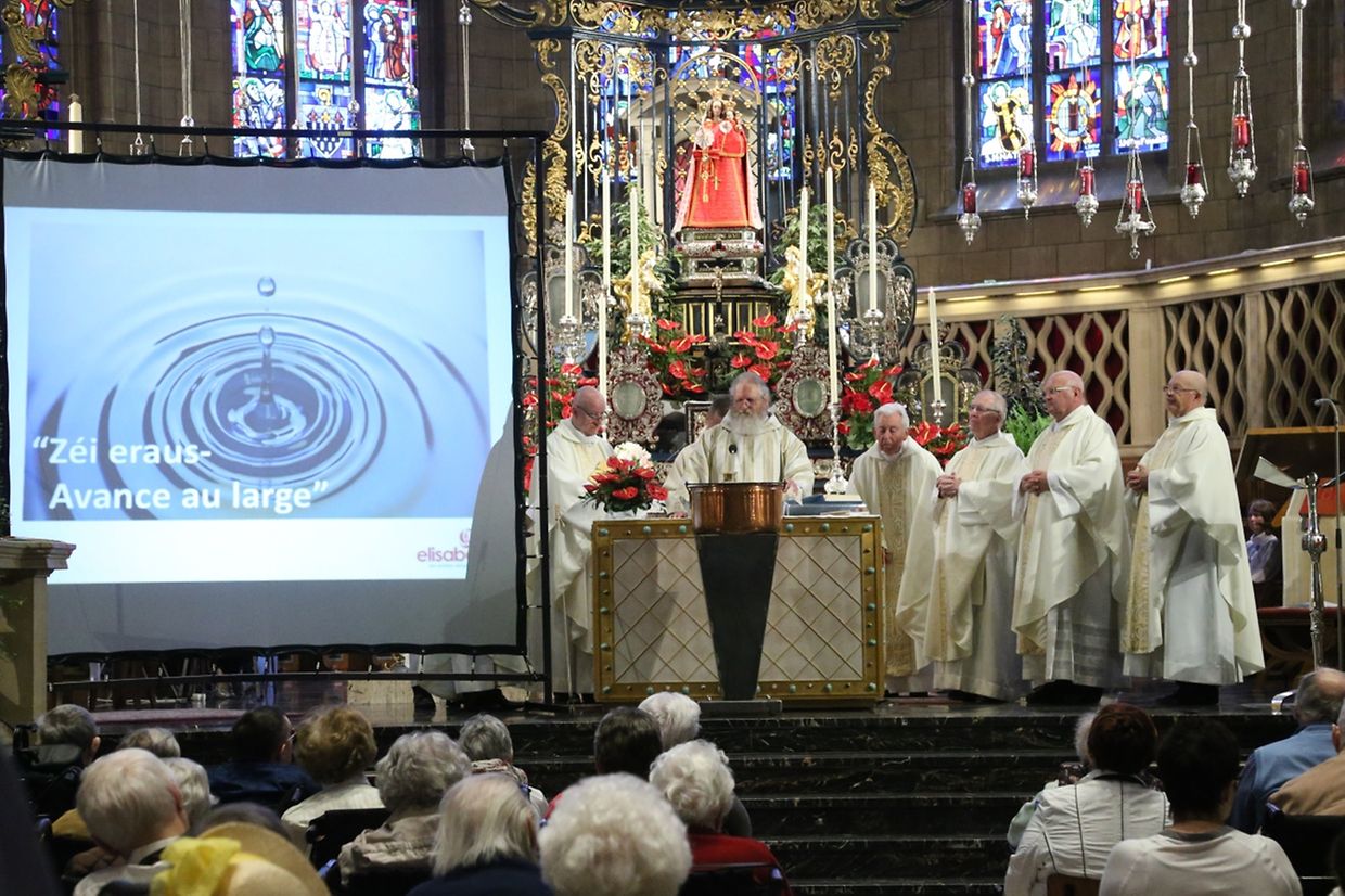 Messe für die neuen Pfarreien: “ Atertdall Sainte-Claire “ (Ospern) & “ Rammerech Saint-Valentin “ (Rambrouch).