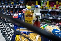 ARCHIV - 02.06.2022, Sachsen, Leipzig: Lebensmittel liegen in einem Supermarkt in einem Einkaufswagen. (zu dpa «Linke fordert wegen Teuerung «Schutzschirm für Ostdeutschland») Foto: Hendrik Schmidt/dpa +++ dpa-Bildfunk +++