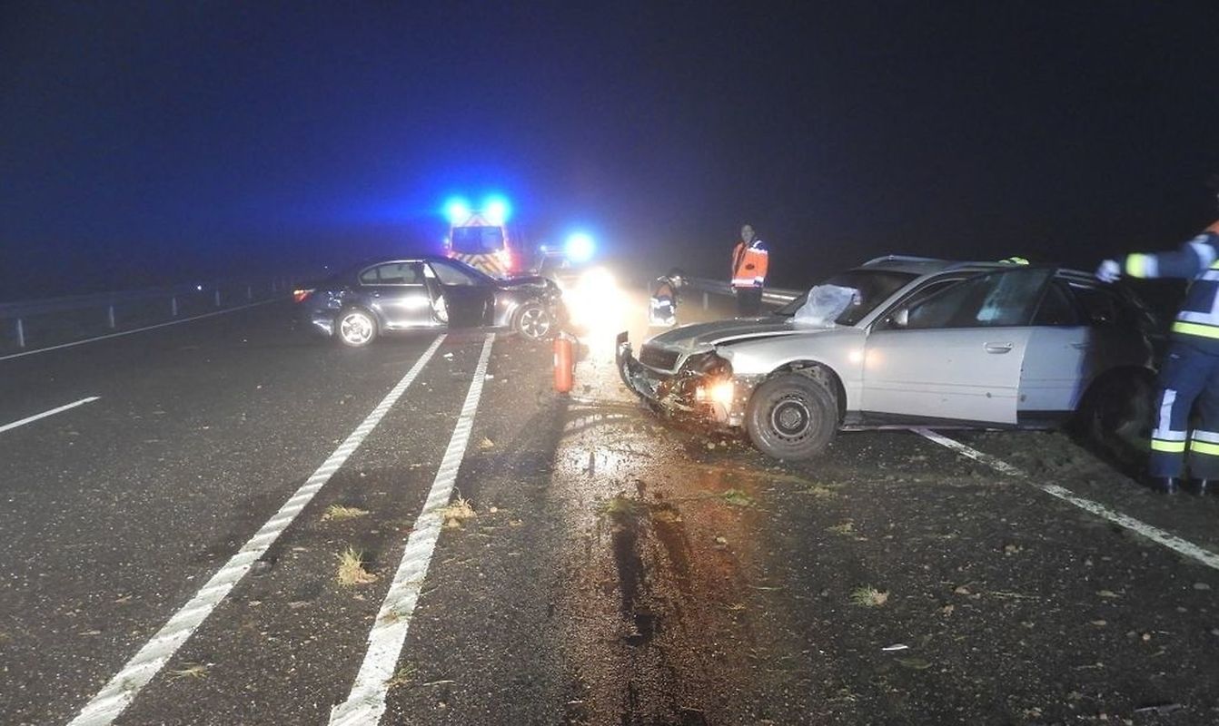 Bei dem Unfall wurden zwei Personen schwer und eine leicht verletzt. 