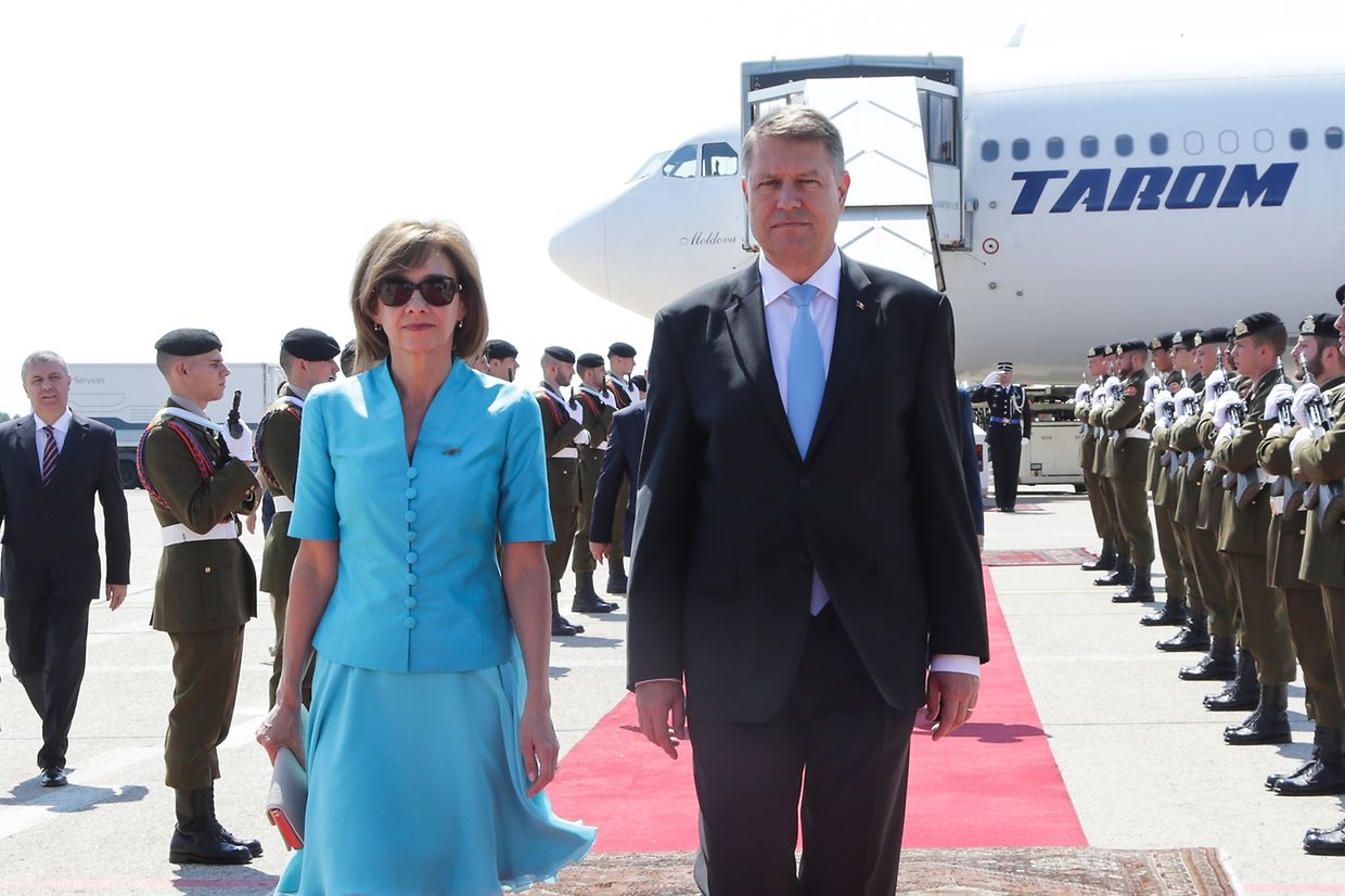 Klaus Johannis ist am Montagmorgen auf dem Flughafen Findel in Begleitung seiner Frau Carmen gelandet. 