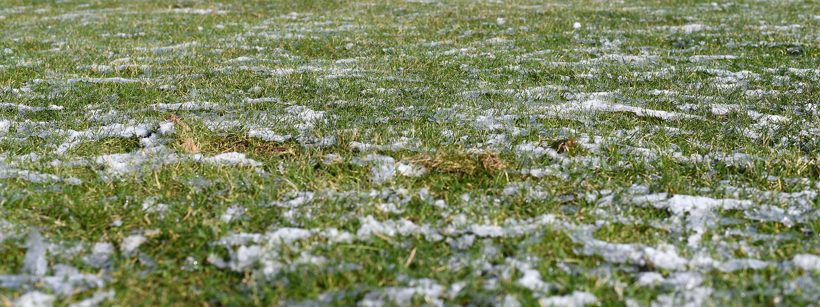 Wie hier in Petingen sind die meisten Spielfelder teilweise gefroren.