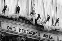 90 Gewerbekletterer und 120 Montagearbeiter verhüllten – nach Entwürfen von Jean-Claude und Christo, die das Projekt selbst finanzierten – den Reichstag mit 100 000 Quadratmetern dickem Polypropylengewebe, dem eine Aluminiumbeschichtung den silbernen Glanz verlieh.