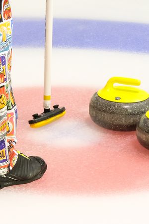Curlingsteine mit farbiger Hose von Alex Benoy / 08.02.2023 / Curling Luxembourg / Patinoire de Kockelscheuer / Foto: Yann Hellers