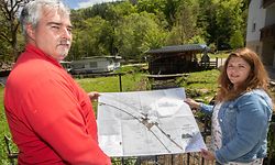 Stefan und Susana Spaus am Eingang ihres Campingplatzes. Im Herbst soll die Brücke durch eine Holzkonstruktion ersetzt werden. 