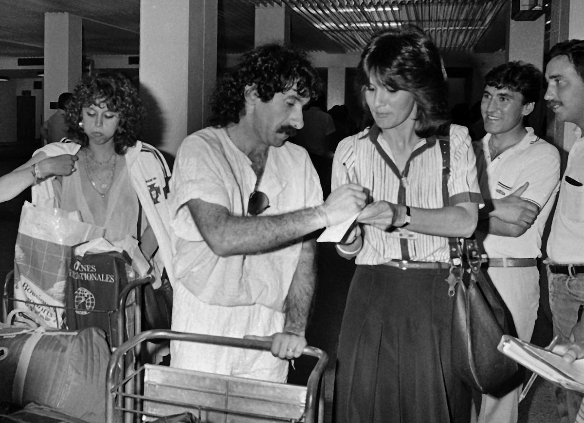 Fernando Chalana dá autógrafos no aeroporto de Lisboa em 1984