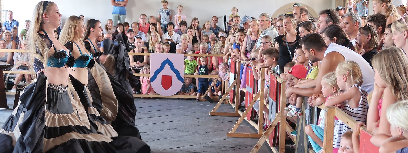 Orientalische Tänze gehören zum festen Programm beim Mittelalterfest auf Schloss Vianden.