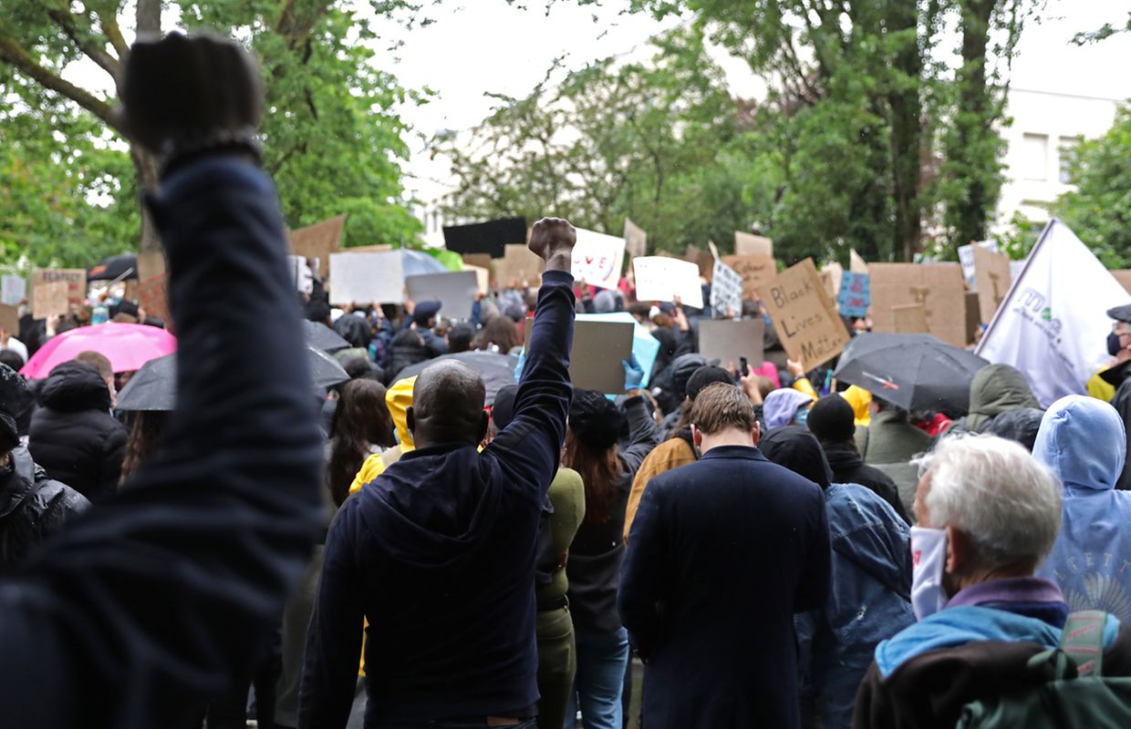 Succès de foule pour la manifestation contre le racisme qui s'est tenue ce vendredi devant l'ambassade des Etats-Unis à Luxembourg. 