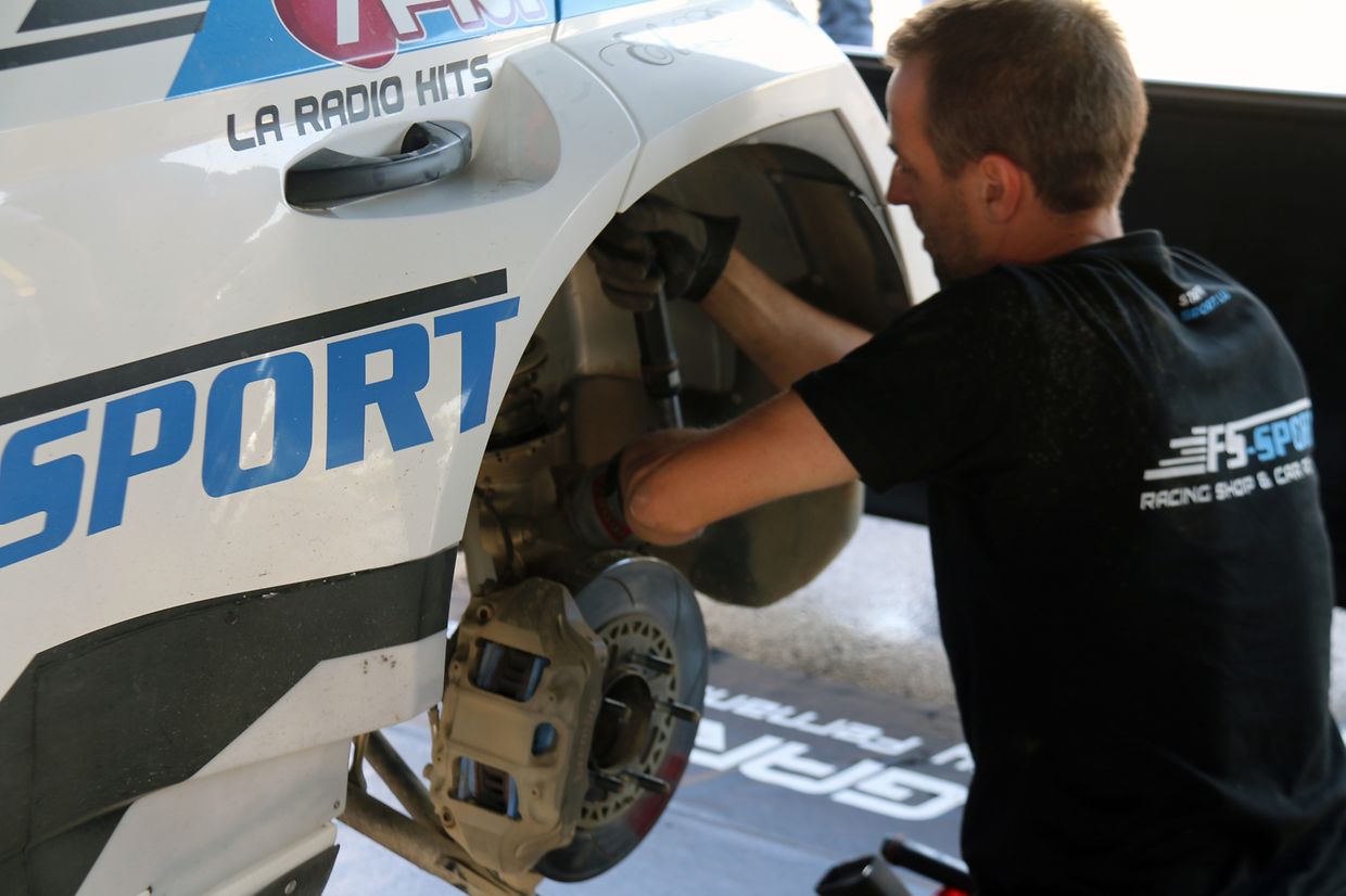 Os mecânicos revistam o carro antes das classificativas.