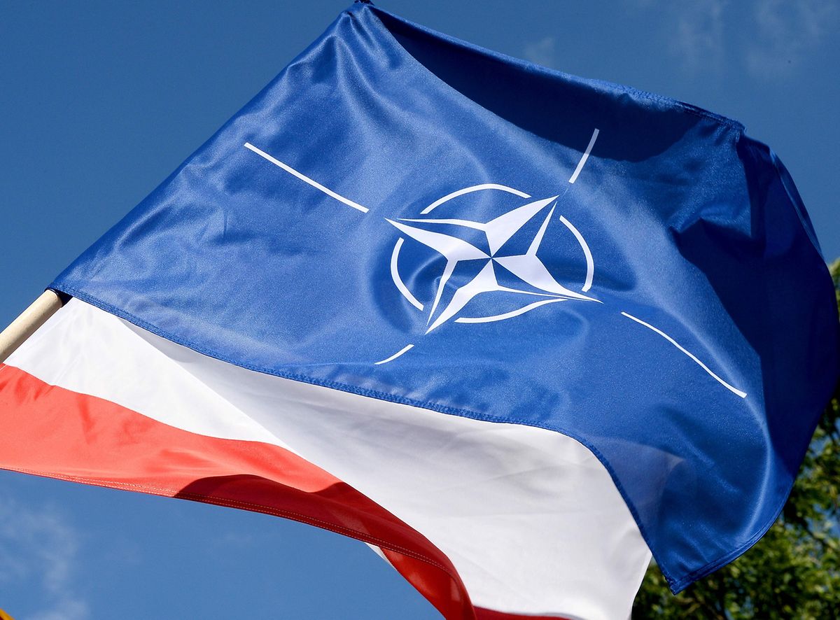 Polische Fahnen und Nato-Flaggen schmücken die Hauptverkehrsadern Moskaus.