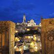 Blick auf die beleuchtete Altstadt von Matera: Die Stadt ist nicht einfach zu erreichen, hat aber viel zu bieten. 