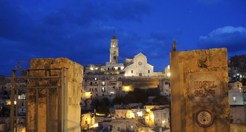 Blick auf die beleuchtete Altstadt von Matera: Die Stadt ist nicht einfach zu erreichen, hat aber viel zu bieten. 