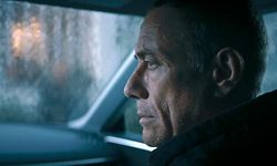 Jean-Claude Van Damme prefere o sol de Cannes para fazer flexões. 