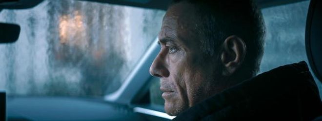 Jean-Claude Van Damme prefere o sol de Cannes para fazer flexões. 