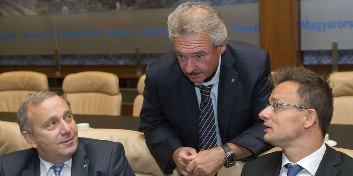 Asselborne à conversa com o ministro húngaro dos Negócios Estrangeiros, à direita na foto