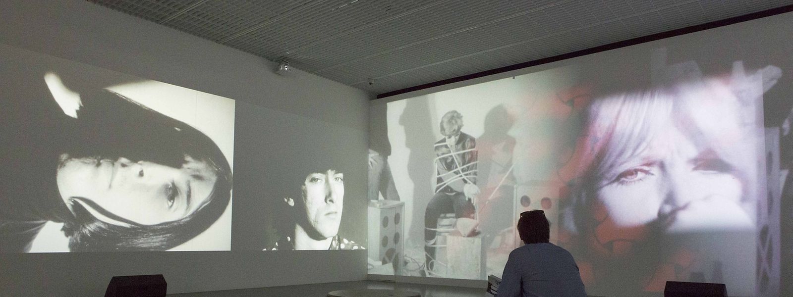 „Exploding Plastic Inevitable“ (1965), une œuvre totale de Andy Warhol mêlant dispositifs audio et vidéo, sur fond de musique du Velvet Underground. 