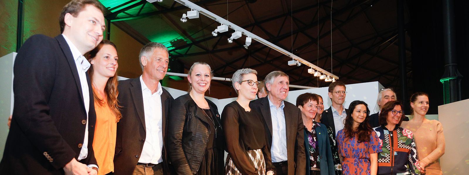 Die grünen Mandatsträger strahlen - es sind so einige neue Gesichter dabei. 