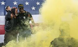 Elementos da milícia de extrema-direita Proud Boy. Num comício a 26 de setembro em Portland. 