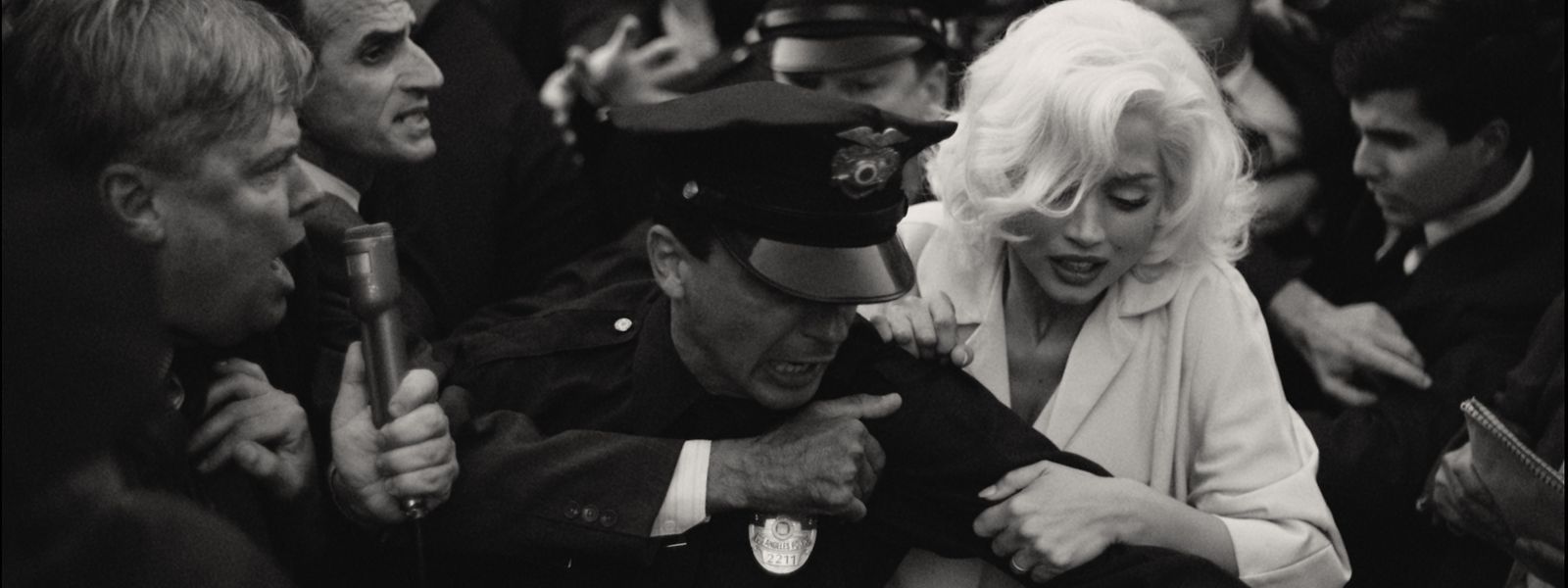 Gefeiert und verfolgt: Marilyn Monroe (Ana de Armas) wird von Fans und Medienvertretern bedrängt.