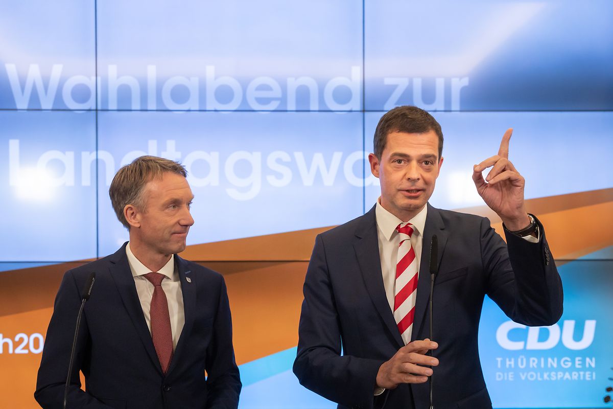 Mike Mohring (r), Spitzenkandidat der CDU, reagiert neben Raymond Walk, Generalsekretär der CDU Thüringen, auf der CDU-Wahlparty nach Bekanntgabe der ersten Prognosen zur Landtagswahl in Thüringen.