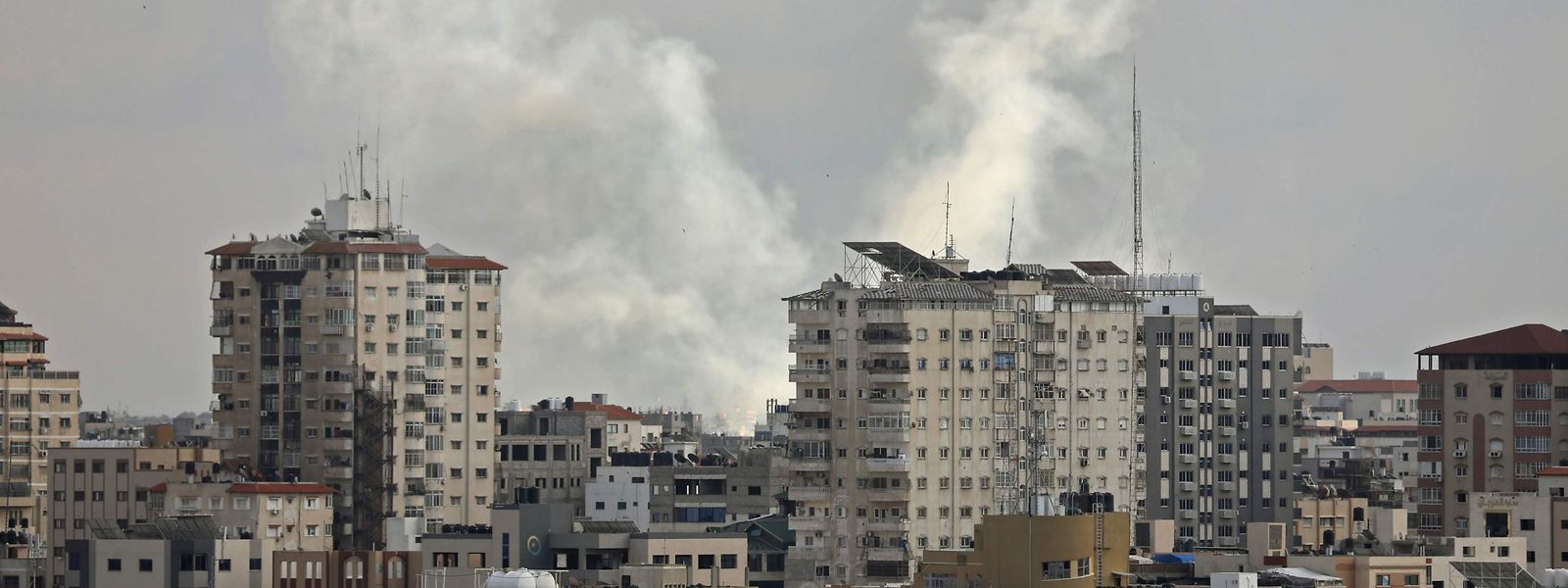 Rauchwolken steigen über dem Gazastreifen auf.