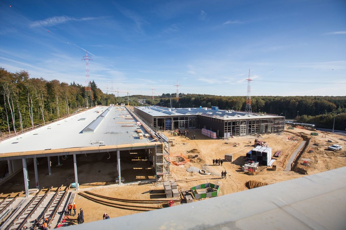 Das Tramdepot (links) und die Wartungshalle (rechts).