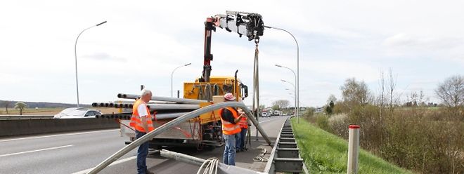 En avril 2014, les employés des Ponts et Chaussées ont scié près de 600 lampadaires sur l'autoroute d'Arlon.