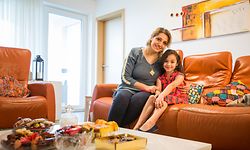 Sumyah Al-Rubaye mit ihrer  siebenjährigen Tochter Mayar: Während die Mutter am Institut national des langues (INL) Französisch lernt, beherrscht ihr Sprössling die luxemburgische Sprache nahezu perfekt.