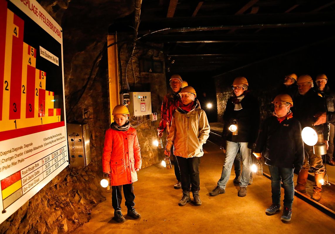 Die Karbidlampen der Besucher waren die einzige Lichtquelle in den dunklen Gängen der Grube. 