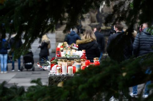 Candles and flowers to commemorate the victims are placed close to the Porta Nigra landmark in Trier, southwestern Germany, on December 2, 2020, one day after a car drove into pedestrians. - A baby was among five people killed when a car tore through a pedestrian shopping street in Trier on Tuesday, December1, 2020. A prosecutor said that the driver, a 51-year-old Trier native, appeared to be suffering from "psychiatric problems" and had been under the influence of alcohol during the incident, in which 14 other people were hurt. (Photo by Jean-Christophe VERHAEGEN / AFP)