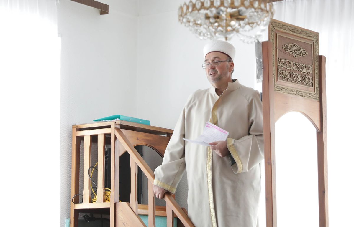 L'imam Halil Ahmetspahic lors d'un sermon à la mosquée du Centre culturel islamique du Grand-Duché de Luxembourg à Mamer.