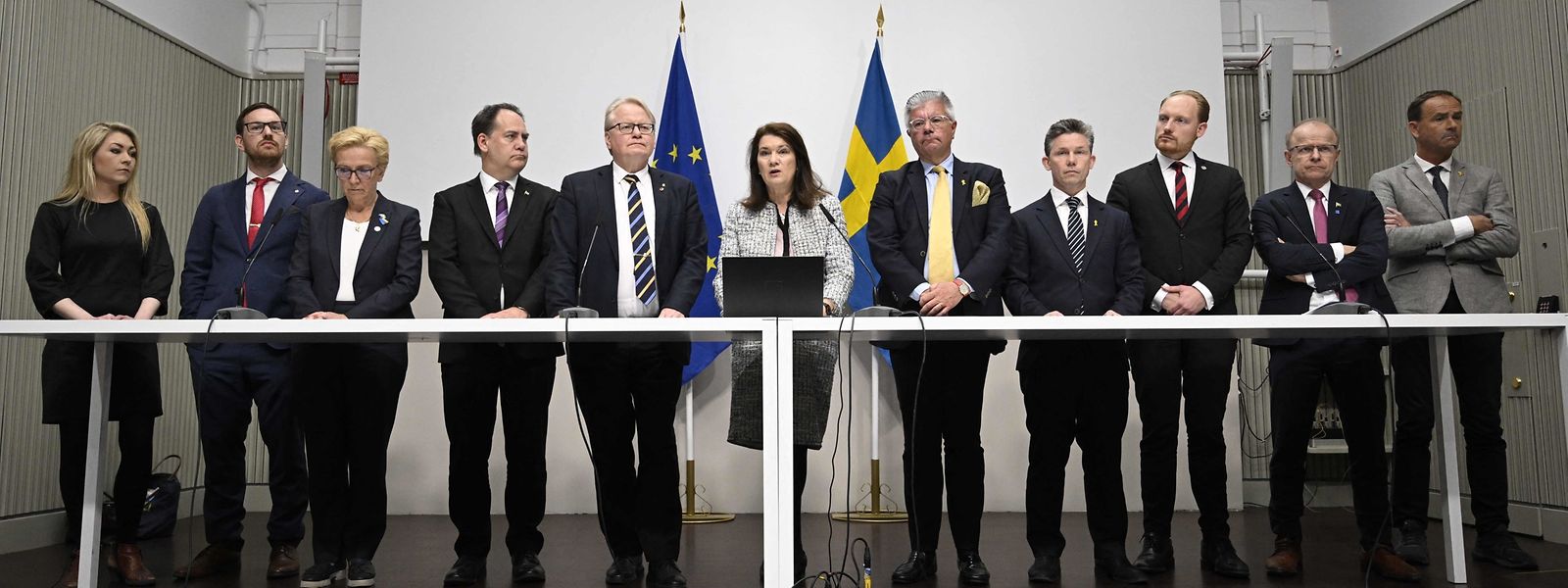 Os ministro da Defesa (5.ºEsq) e dos Negócios Estrangeiros (6.ºEsq) da Suécia apresentaram, esta sexta-feira, um relatório de segurança que sublinha as vantagens da entrada do país na NATO